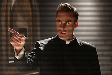 Monsignor Timothy Howard - American Horror Story -  Joseph Fiennes